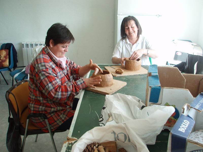 ALUMNAS DE PUENTE ARCE HACIENDO CERAMICA (2).JPG